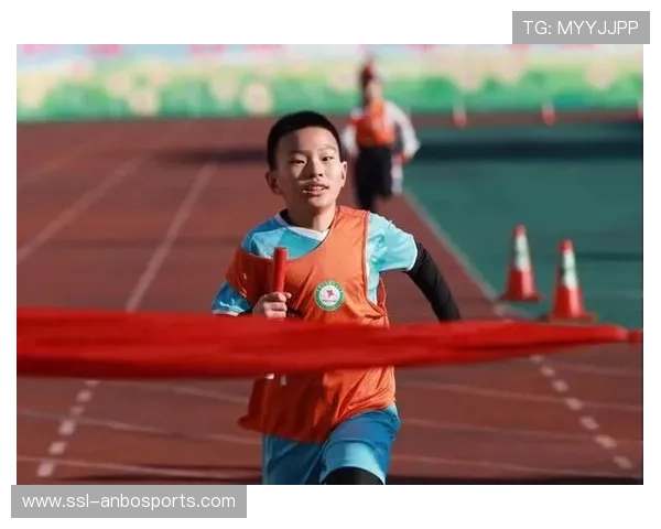 老将伍迪·奥斯汀水中救球摔倒仍坚持比赛,体育精神感动观众 老将伍迪·奥斯汀水中救球摔倒仍坚持比赛,体育精神感动观众